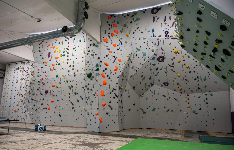 pareti di arrampicata lead con la corda della palestra lezard